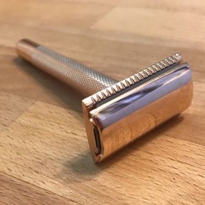 Oui Shave rose gold razor